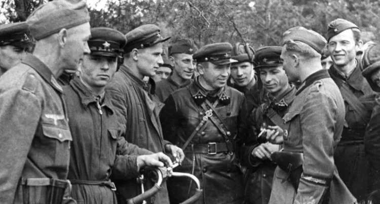 Spotkanie żołnierzy Wehrmachtu i Armii Czerwonej 20 września 1939 roku, na wschód od Brześcia.