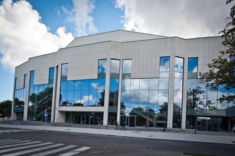 Rozbudowa Teatru Muzycznego w Gdyni została ukończona na czas. Na nowego dyrektora czeka budynek z trzema scenami mogącymi pomieścić ponad 1500 widzów i kilkuset pracowników, którzy z powodzeniem pracują na renomę gdyńskiej sceny.