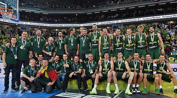 Srebrna drużyna reprezentacji Litwy. Dzięki niej, Trefl Sopot będzie mieć na ławce trenerskiej wicemistrza Europy, Dariusa Maskoliunasa (w górnym rzędzie, siódmy od prawej).