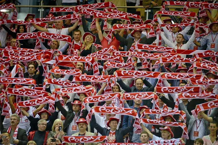Publiczność na meczach Polaków ratuje frekwencję na mistrzostwach Europy siatkarzy. Trzy meczem biało-czerwonych w Ergo Arenie obejrzało 31 200 kibiców. Na pozostałych 21 spotkaniach łącznie zebrało się 26 130 osób. 
