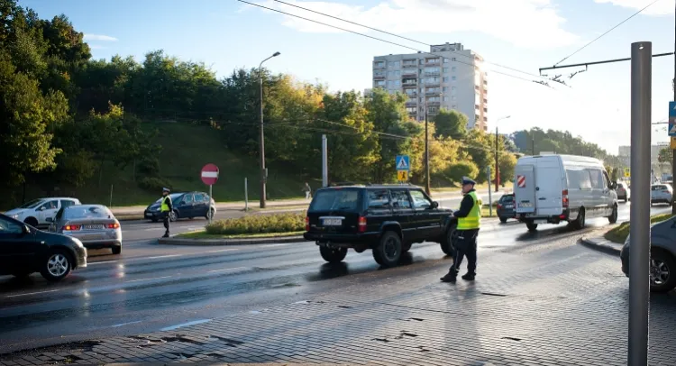 Policjanci sterujący ruchem podczas remontu ul. Gryfa Pomorskiego twierdzą, że nie mogą faworyzować części kierowców.