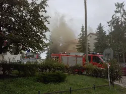 Zastępy straży pożarnej, biorące udział w dogaszaniu pożaru w budynku przy ul. Słowackiego.