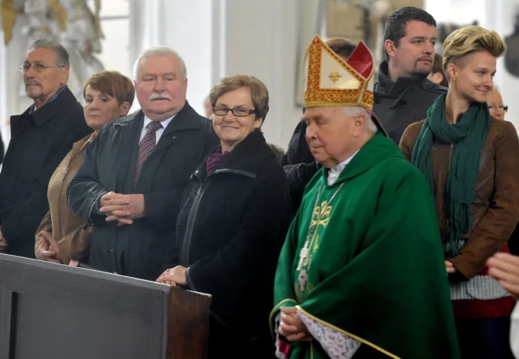 Lech Wałęsa skończył w niedzielę 70 lat. Uroczystości rozpoczęła msza dziękczynna, którą w Bazylice Mariackiej odprawił metropolita gdański arcybiskup Sławoj Leszek Głódź.