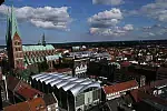 Widok na Bazylikę Mariacką i miejski rynek z wieży kościoła św. Piotra (hangar to po prostu ogromny sklep Peek&Cloppenburg).