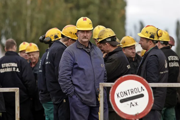 Stoczniowcy od stycznia dostają wypłaty w ratach. W ubiegły czwartek około setka pracowników Stoczni Gdańsk przerwała pracę i protestowała pod biurem dyrekcji zakładu.
