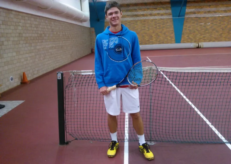 Kamil Majchrzak to najwyżej sklasyfikowany Polak w juniorskim rankingu ITF. Mieszka i trenuje w Piotrkowie Trybunalskim, ale do matury przygotowuje się w Sopockiej Akademii Tenisowej.