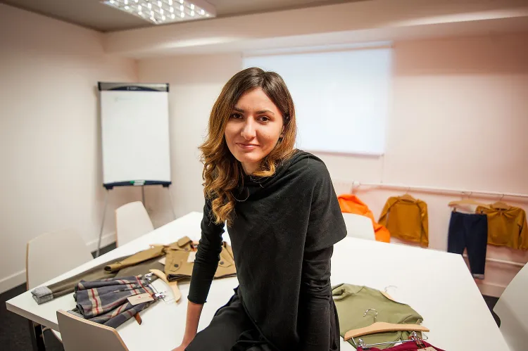 Mon Chou to startup projektujący oraz produkujący ekologiczną oraz zgodną z trendami mody odzież dla dzieci, działający w ramach Akademickiego Inkubatora Przedsiębiorczości w Gdańsku. Na zdjęciu Karolina Musielewicz, współwłaścicielka marki Mon Chou. 