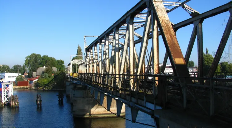 Ponad 100-letni most obrotowy nad Martwą Wisłą w Gdańsku.