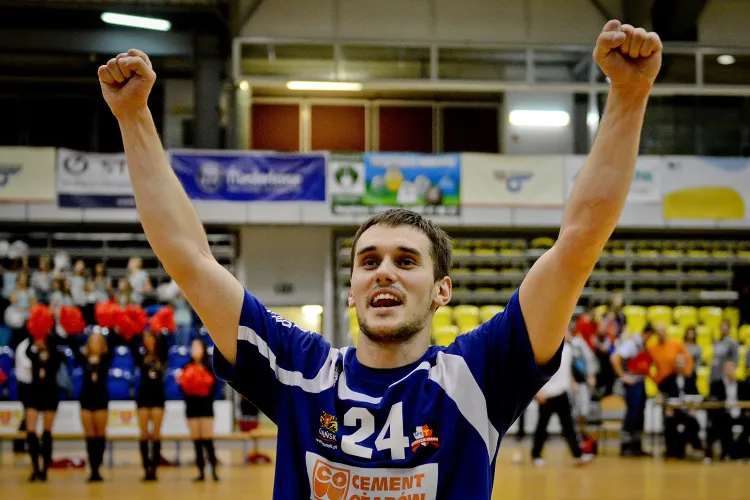 Andrzej Rakowski, zdobywca 9 bramek w Olsztynie, poprowadził Wybrzeże do czwartego zwycięstwa z rzędu.