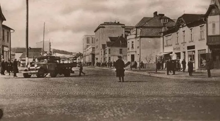 Skrzyżowanie ul. 10 Lutego i ul. Świętojańskiej w Gdyni z 1930 r. Kiedyś - by zapewnić dogodny przejazd przez skrzyżowanie, układano w jego obrębie kostkę brukową. Pozostała część drogi pozostawała nieutwardzona.