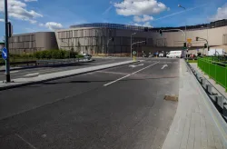 Układ drogowy wokół centrum został przebudowany. Nie będzie jednak żadnych dodatkowych autobusów dowożących klientów Riviery, bo według jego zarządców wystarczy komunikacja publiczna i prywatne samochody. Jest też monitorowany parking na ponad 200 rowerów.