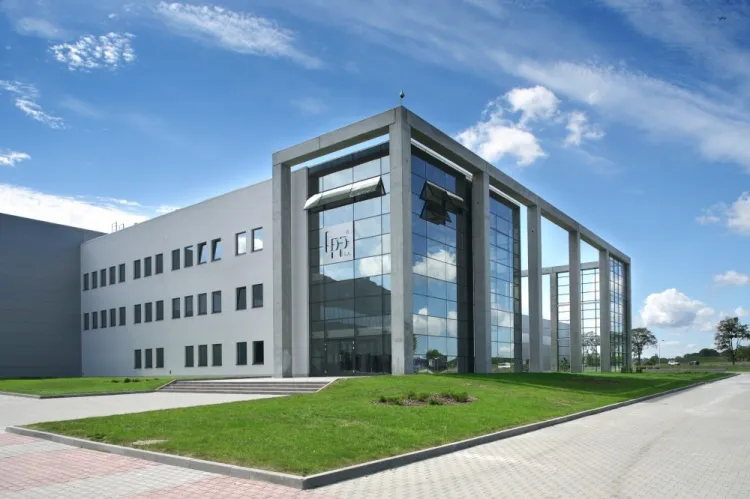 Centrum dystrybucyjne LPP w Pruszczu Gdańskim powstało we wrześniu 2008 i jest jednym z najnowocześniejszych w tej części Europy ośrodków logistycznych. Po jego rozbudowie pracę znajdzie ok. 140 nowych pracowników.