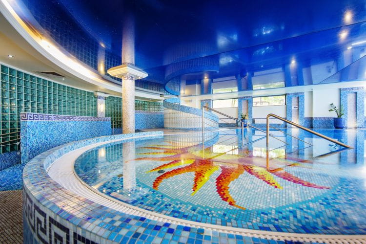 Piękny wystrój, kameralna atmosfera, innowacyjność, cena karnetu - każdy z nas kieruje się innymi kryteriami podczas poszukiwań basenu idealnego. Na zdjęciu: basen hotelu Haffner. 