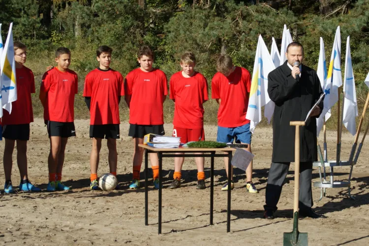 W tym miejscu, w lutym ma być boisko ze sztuczną trawą. Na zdjęciu Marcin Wargin, dyrektor MOSiR Sopot. 