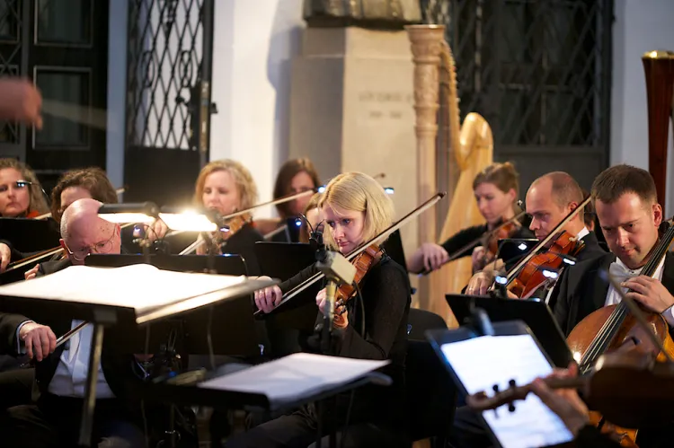 Podczas koncertów granych w kościołach, w szczególności tak niezwykłych jak Katedra Oliwska, panuje wspaniała atmosfera, która oddziałuje na każdego, bez względu na to, czy jest wierzący, czy nie &#8211; zapewnia Ernst van Tiel, który poprowadzi Orkiestrę Polskiej Filharmonii Bałtyckiej podczas Koncertu Papieskiego 12 października o godz. 19. 