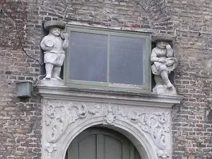 Czeladnicy browarni w portalu osiemnastowiecznej kamieniczki w zabytkowym zespole dawnego browaru Zamczysko, przy ul. Rycerskiej.