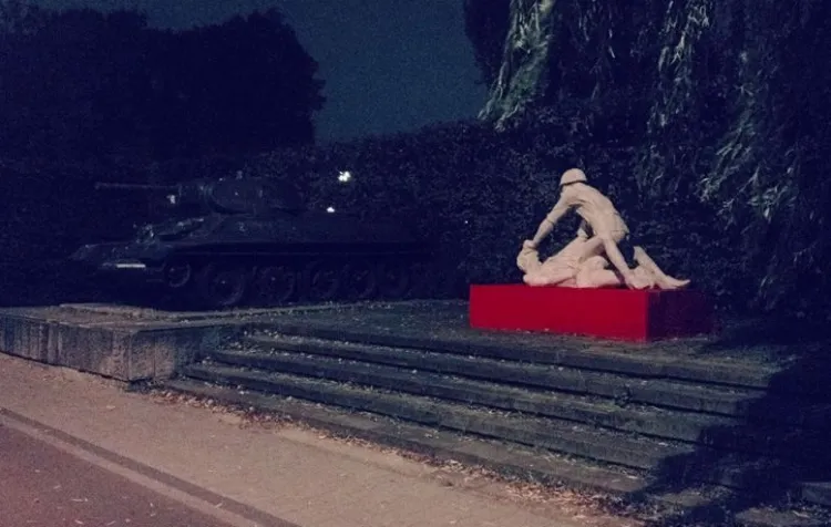 W sobotę wieczorem, na podwyższeniu koło czołgu T-34, stanęła betonowa rzeźba pt. "Komm Frau", przedstawiająca żołnierza gwałcącego kobietę.