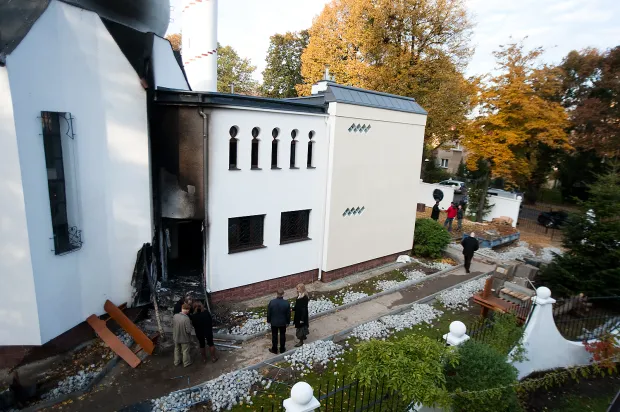 Spalone drzwi do meczetu przy ul. Polanki w Gdańsku.