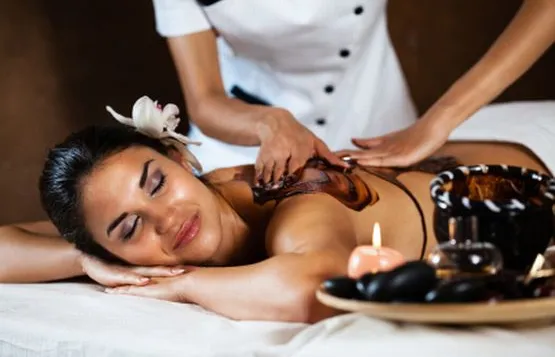 Salony masaży wciąż poszerzają swoją ofertę, wprowadzając nie tylko dziwne nazwy wykonywanych zabiegów, ale też różne ich techniki. 