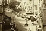 Ulica Długa na której widać jeszcze przedproża, fragment fotografii Eduarda Flottwella z 1854 roku. 




