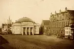 Pierwsza fotografia Targu Węglowego, wykonana przez Eduarda Flottwella w 1853 roku, krótko po przyjeździe do Gdańska.

