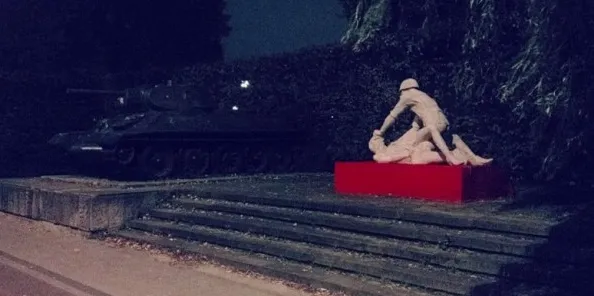 Rzeźba przedstawiająca scenę gwałtu stała w Gdańsku tylko przez kilka godzin w nocy z soboty na niedzielę.