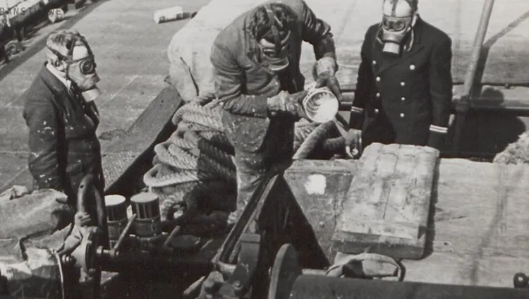 Wprowadzanie cyjanowodoru z puszek do ładowni statku. Zdjęcie wykonane w latach 30 ubiegłego wieku.
