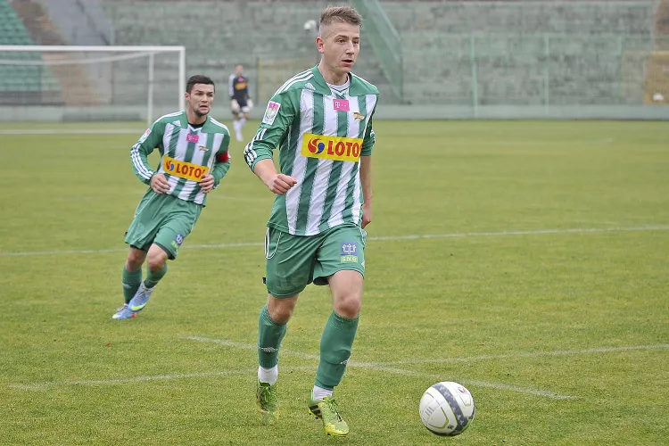 Bramka Krzysztofa Iwanowskiego zapewniła rezerwom Lechii wygraną z beniaminkiem III ligi.