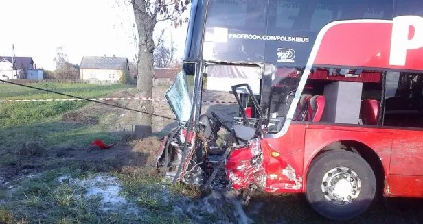 Autobus Polskiego Busa czołowo zderzył się z oplem.