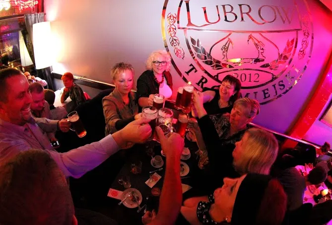 Hucznym wydarzeniem wieczoru była premiera piątego rodzaju piwa Lubrow - czerwonego lagera o nazwie Czerwony Październik.