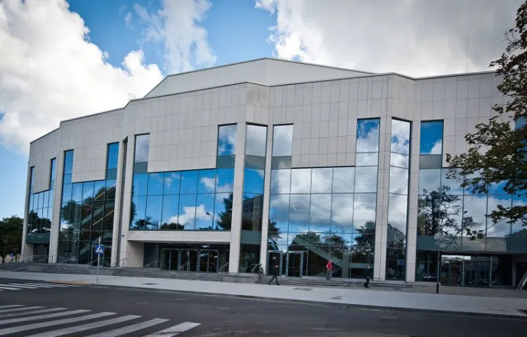 Kto obejmie jedną z największych placówek teatralnych w Polsce o ogólnopolskiej renomie - Teatr Muzyczny w Gdyni - dowiemy się najpóźniej 30 listopada. 