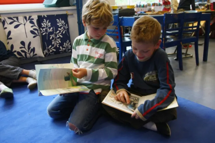 Niektóre dzieci uwielbiają obcować z książką, nawet podczas szkolnych przerw. Jednak zdecydowana większość nie czyta w ogóle, anie szkolnych lektur, ani żadnej innej literatury.