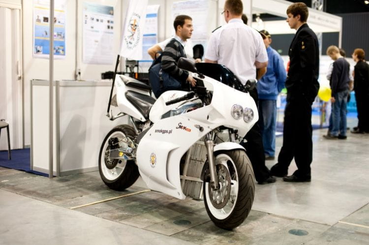 Zaprezentowany przez studentów Akademii Morskiej w Gdyni motocykl z napędem elektrycznym przejeżdża 100 km kosztem 2 zł. To jeden z ciekawszych produktów prezentowanych podczas tragów Technicon Innowacje.