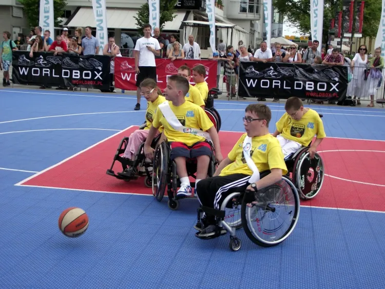 Koszykarze na wózkach, którzy trenują w Ergo Arenie od lutego, mają już za sobą pierwsze mecze. 