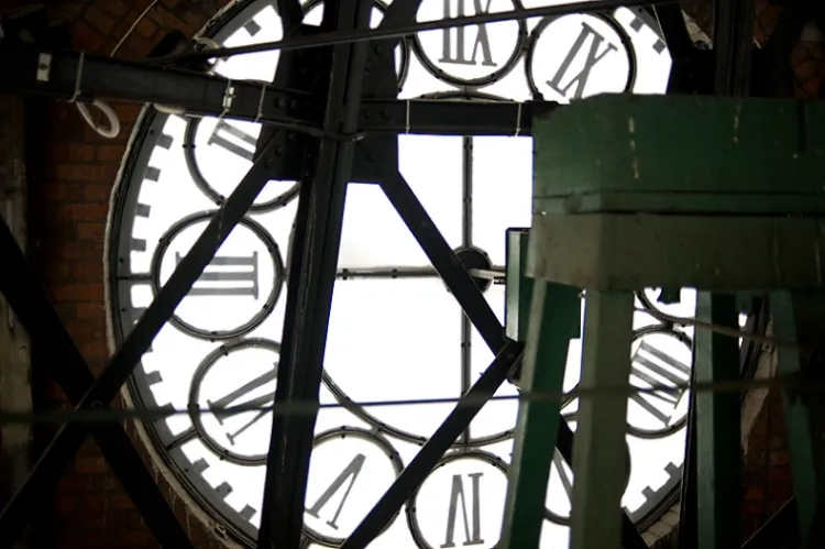 Zegar na dworcu w Gdańsku widoczny z wnętrza wieży.  