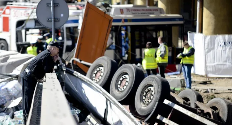W wypadku zginęły dwie osoby, podróżujące trolejbusem, poza tym rannych zostało dziewięć osób.