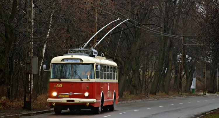 Zabytkowy trolejbus marki Skoda na trasie.