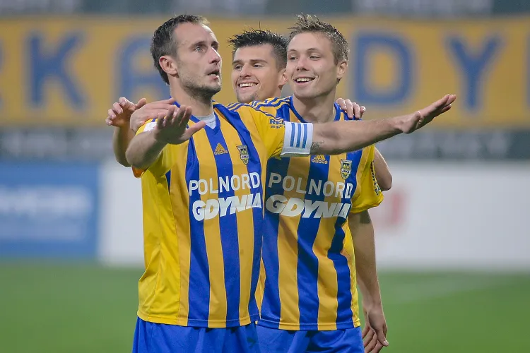 Czy w niedzielę piłkarzy będą mieli powody do radości? Na zdjęciu od lewej: Tomasz Jarzębowski, Piotr Tomasik i Kamil Juraszek. Dwa pierwsi strzelali ostatnio ważne gole dla gdynian. 