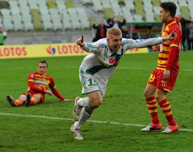 Adam Duda w zespole III-ligowych rezerw Lechii strzela średnio gola na mecz. W ekstraklasie wciąż czeka jednak na pierwsze trafienie w tym sezonie.