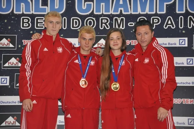 Zawodnicy Gdańskiego Klubu Taekwon-do przywieźli z Hiszpanii dwa medale. Na zdjęciu: Piotr Spyra, Krzysztof Gębicki, Kamila Kasprzak i trener Marcin Wołosz.