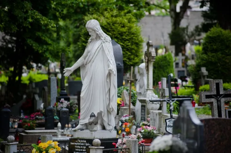 Coraz częściej rodzina zmarłego, którego grobem nie ma się kto zająć, decyduje się na przeniesienie go na bliższy cmentarz.
