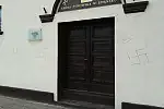 Wandale nanieśli na ścianę synagogi cztery wizerunki swastyk oraz symbol SS.