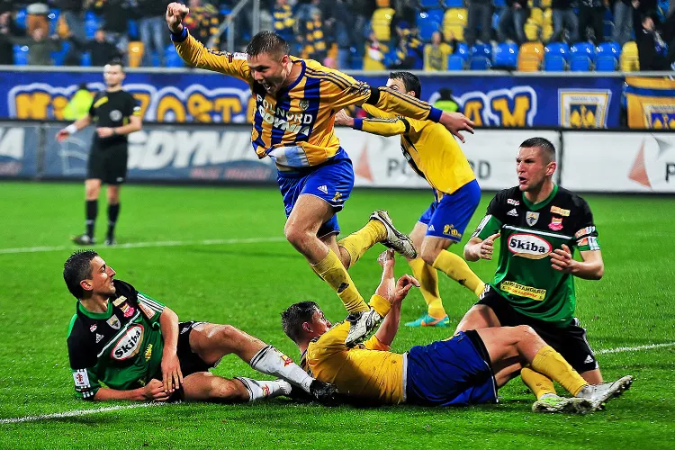 Radość Kamila Juraszka po zdobyciu zwycięskiego gola dla Arki w meczu z Chojniczanką.  