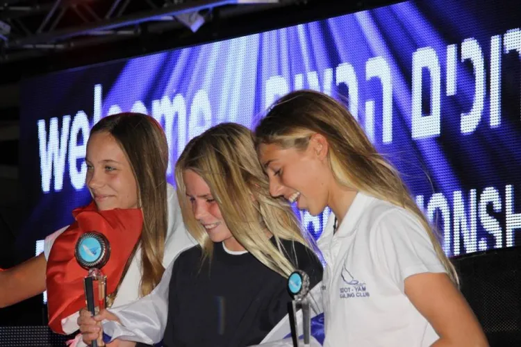 Najlepsze deskarki Europy do lat 15. Wśród nich znalazła się Lidia  Sulikowska (pierwsza z lewej), która stanęła na drugim stopniu podium.
