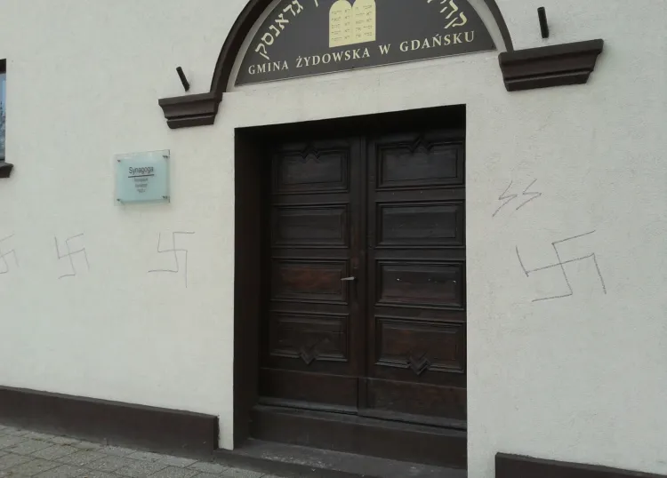 Wandale nanieśli na ścianę synagogi cztery wizerunki swastyk oraz symbol SS.