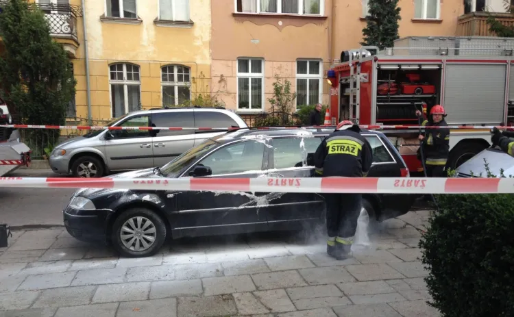 Po zabezpieczeniu próbek substancji, strażacy oczyścili auto.