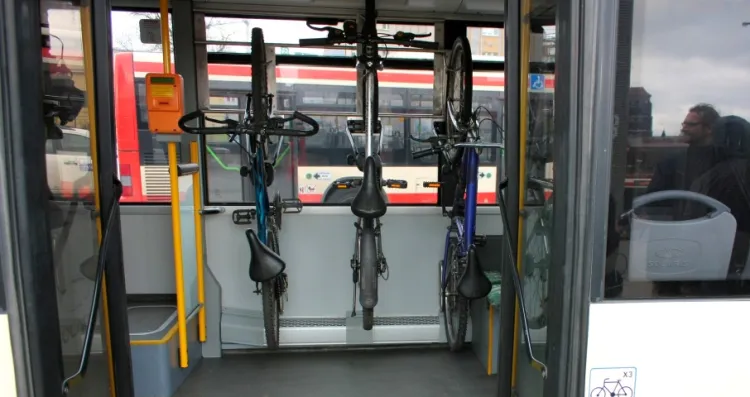 Na specjalnych uchwytach zmieszczą się maksymalnie trzy rowery. Jeszcze jeden może być przewieziony w miejscu dla osoby niepełnosprawnej.