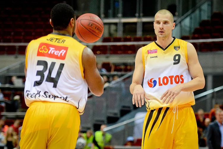 Przed przyjściem do Trefla Paweł Leończyk trafił w całej karierze, w meczach Tauron Basket Ligi 10 razy za trzy punkty. Po trzech meczach w żółto-czarnych barwach ma już 4 celne trójki.
