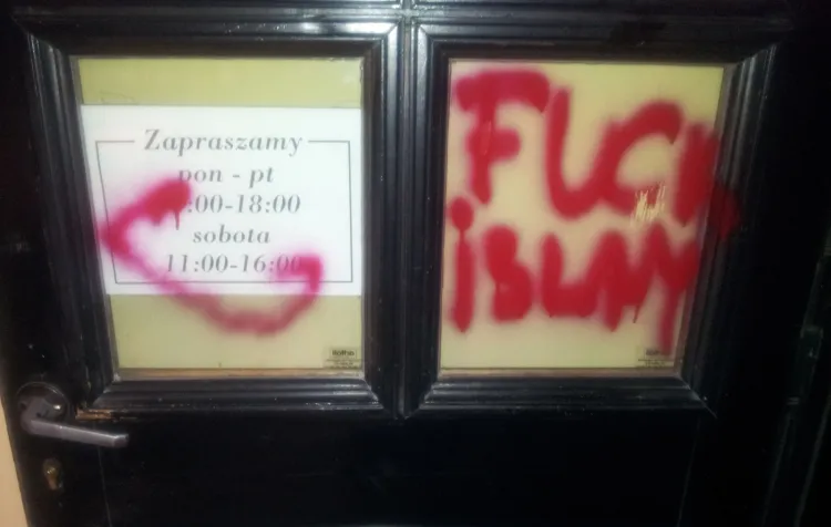 Napis "fuck islam" pojawił się na sklepie Kurda, który z religią nie ma nic wspólnego, ponieważ jest ateistą.