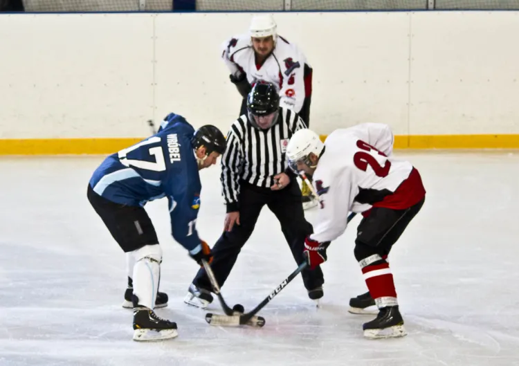 Aż trzy trójmiejskie drużyny biorą udział w półprofesjonalnych rozgrywkach II ligi hokeja na lodzie. Na zdjęciu były zawodnik Stoczniowca Gdańsk Adam Wróbel (z lewej) w barwach Mad Dogs Sopot.